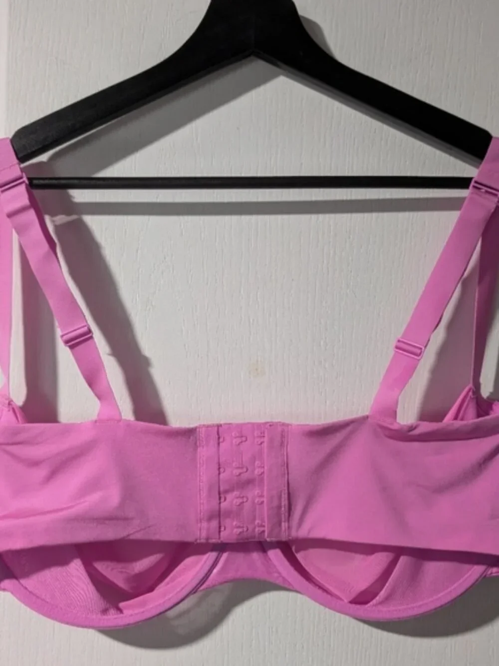 Skims | No Show Unlined Balconette Bra In Pink 40DDD - Picture 8 of 15